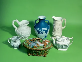 Colecção de cerâmica vitoriana Wedgwood; e cerâmica vitoriana, incluindo cópia do vaso de Portland (cerâmica)